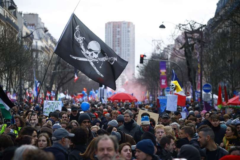 Personas participan en una manifestación contra la reforma del sistema de pensiones promovida por el Gobierno francés, en París