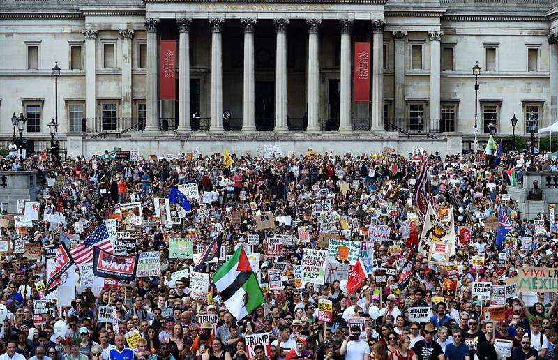 Manifestantes sostienen pancartas con mensajes en contra del presidente de los Estados Unidos, Donald J. Trump, en Londres, Reino Unido. EFE