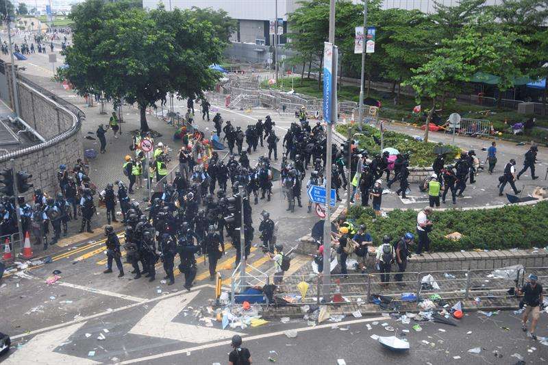 olicías y manifestantes se enfrentan durante las protestas en contra de la polémica ley de extradición ante el Consejo Legislativo en Hong Kong, China. EFE