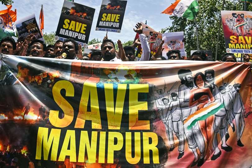 Miembros del Congreso de la Juventud de Tamil Nadu sostienen pancartas mientras participan en una manifestación por la violencia sexual contra las mujeres en el estado nororiental de Manipur. EFE