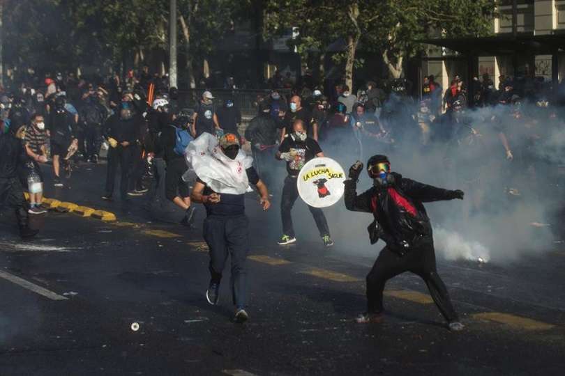 Manifestantes participan en una protesta  en Santiago de Chile. EFE- Archivo