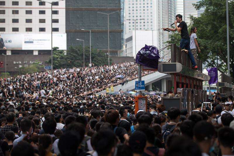 anifestantes protestan en contra de la polémica ley de extradición ante el Consejo Legislativo en Hong Kong, China, este miércoles. EFE
