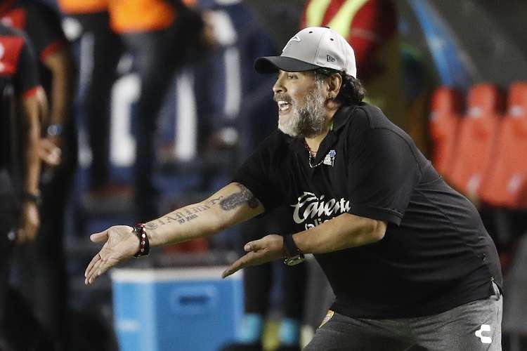 Diego Maradona no continuará al frente del equipo mexicano, tras dos temporadas al frente de su dirección técnica. Foto: AP