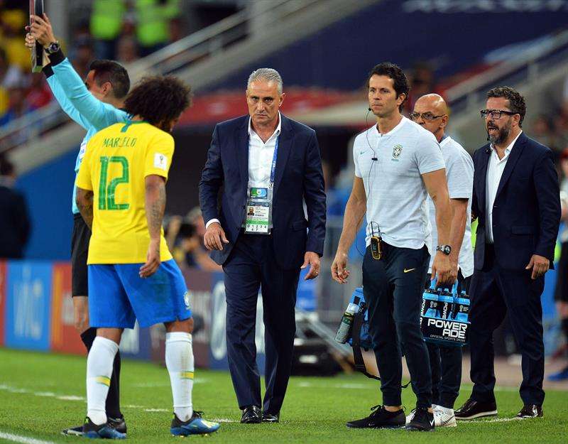 El lateral zurdo Marcelo compareció este viernes al entrenamiento de Brasil sin botines y en chanclas. Foto EFE