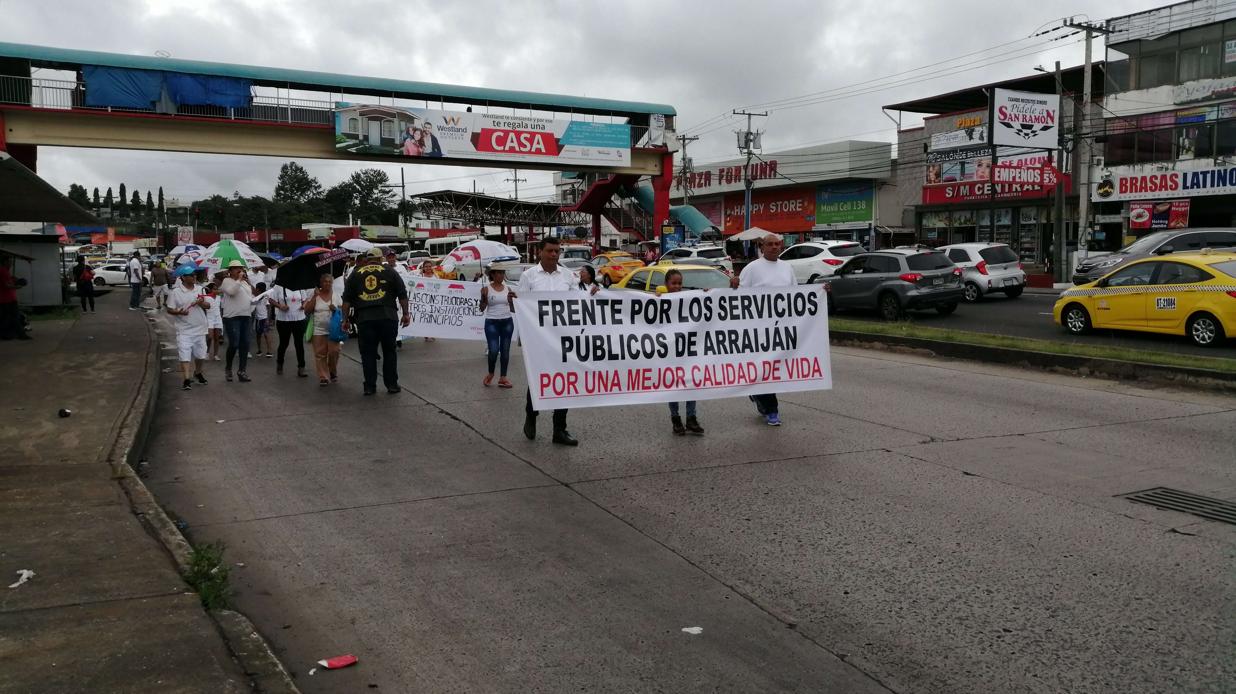  Foto. marcha de protesta en el distrito de Arraiján, por la mala calidad de los servicios públicos.