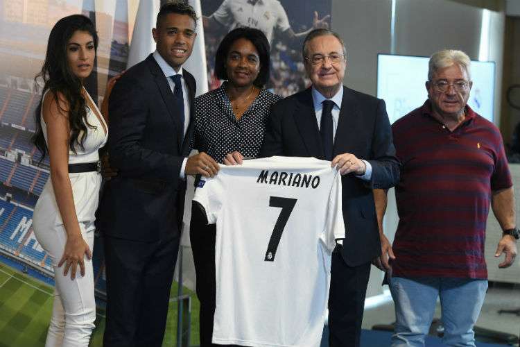 Mariano Díaz cuando fue presentado en su regreso al Real Madrid. Foto: EFE