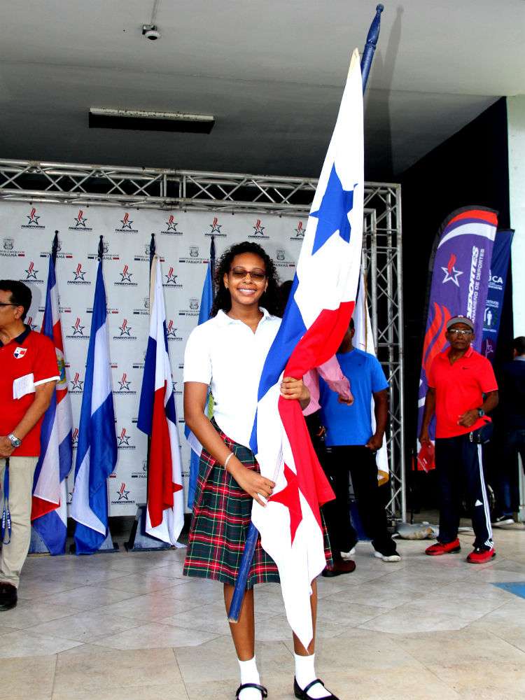 Melody Roseman con la Bandera Nacional durante el acto. Foto: Pandeportes