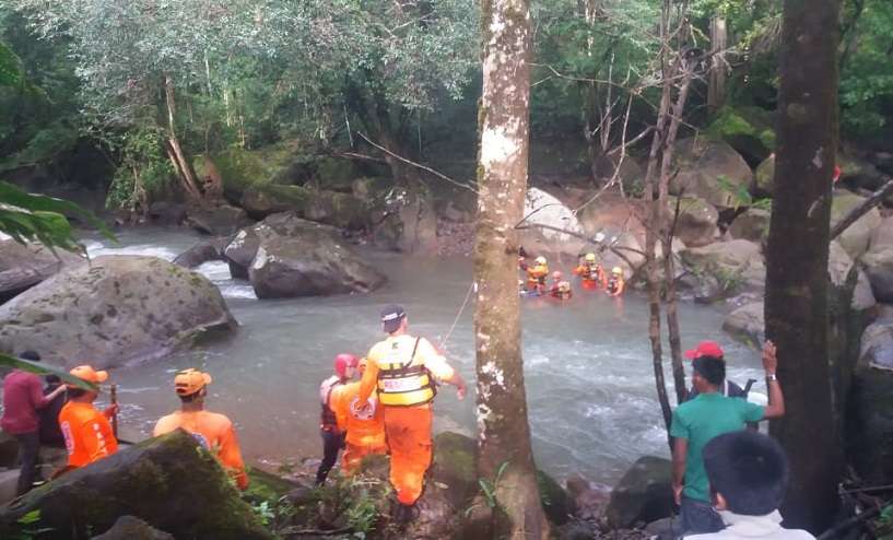 Los cuerpos de ambas menores fueron encontrados a unos 9 kilómetros de distancia desde el lugar donde lamentablemente fueron arrastradas por la crecida del afluente.
