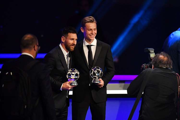 Lionel Messi recibe su premio de la UEFA al mejor delantero de la pasada Liga de Campeones. Foto: EFE