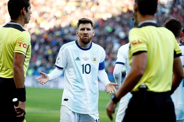  Lionel Messi de Argentina reclama luego de ser expulsado durante el partido Argentina-Chile por el tercer puesto de la Copa América de Fútbol 2019. Foto: EFE