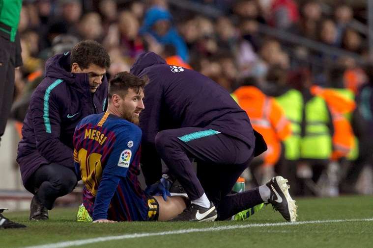El delantero argentino del FC Barcelona, Leo Messi, atendido por los fisios del equipo blaugrana. Foto: EFE