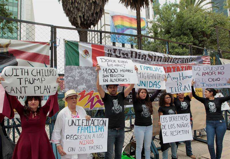 Personas protestan ante la embajada estadounidense contra la política de separación de familias migrantes aplicada por Washington hoy, jueves 21 de junio de 2018, en Ciudad de México (México). EFE