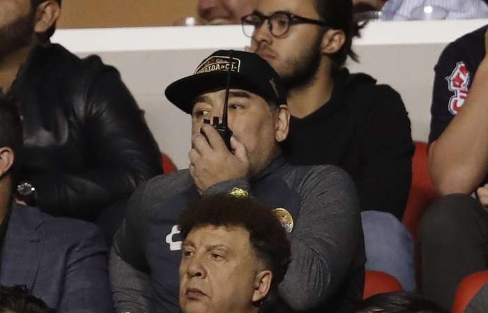 Diego Maradona tuvo que dar instrucciones desde las gradas./ AP