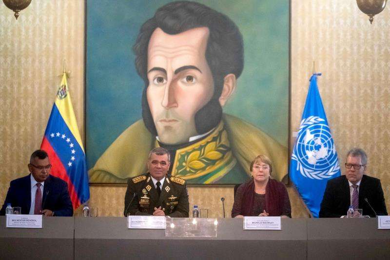 La alta comisionada de Naciones Unidas para los derechos humanos, Michelle Bachelet (2d), asiste a una reunión con el ministro de Interior y Justicia venezolano, Nestro Reverol, entre otros. EFE