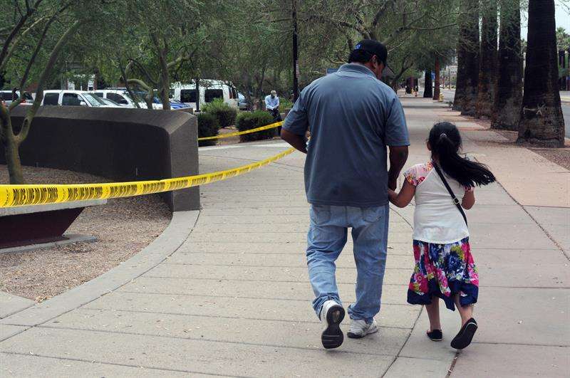 Un hombre camina junto a su hija tras salir de una cita en la Oficina de Control de Inmigración y Aduanas (ICE), desde donde supuestamente se transportará a los menores de 5 años liberados para reunificarlos con sus padres, Phoenix, Arizona (EE.UU.). EFE