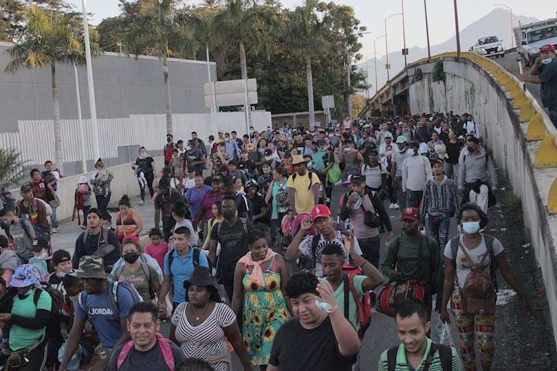 Migrantes centroamericanos se preparan para salir en una caravana en el municipio de Tapachula, en el estado de Chiapas (México). EFE Archivo