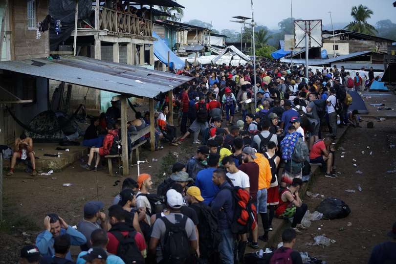Migrantes hacen fila para ser enviados a una estación de recepción migratoria (ERM) de San Vicente en Metetí en el pueblo de Bajo Chiquito (Panamá). EFE / Archivo