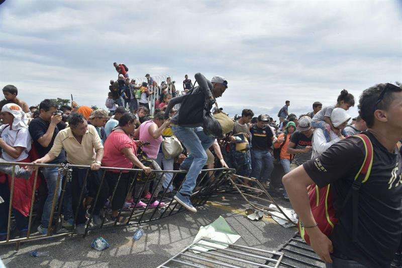 Migrantes hondureños llegan a la frontera con México. Foto: EFE