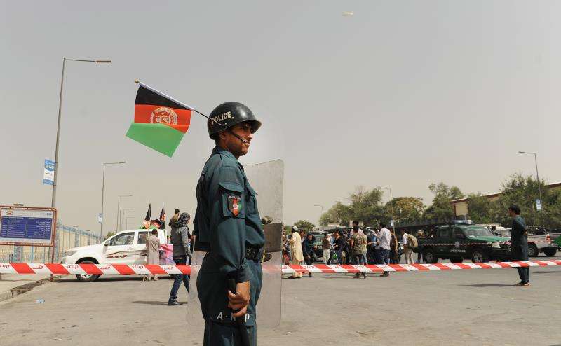 Un policía afgano monta guardia durante una marcha para exigir al gobierno la protección y seguridad en la provincia de Ghazni, hoy en el centro de Kabul, Afganistán. EFE