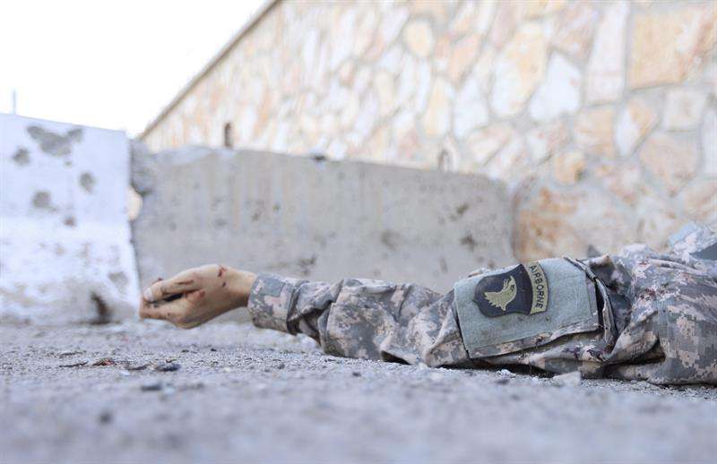  El cuerpo sin vida de un militar vestido con el uniforme de EE. UU yace en el suelo tras un ataque en el Ministerio del Interior de Kabul (Afganistán), hoy, 30 de mayo de 2018. EFE
