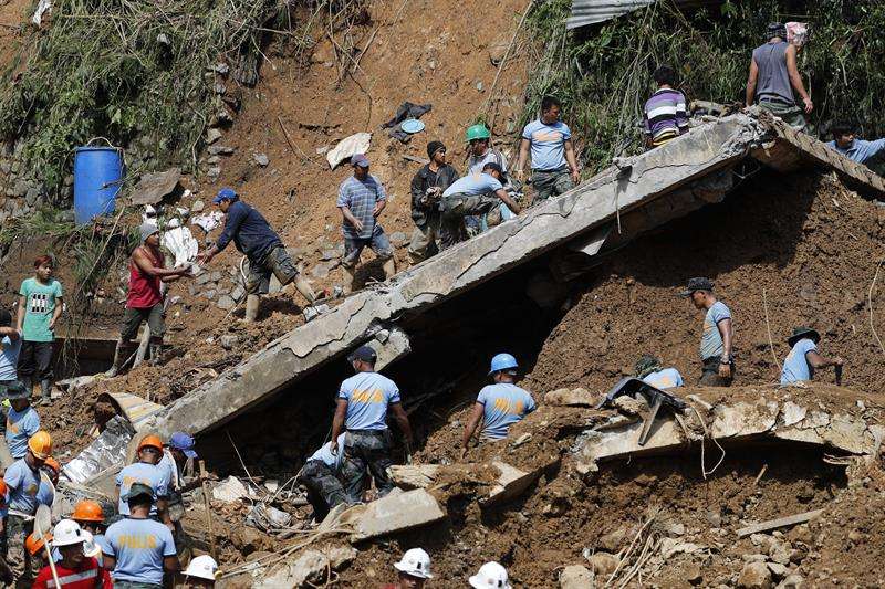 Miembros de los servicios de rescate trabajan en las labores de búsqueda de víctimas tras un corrimiento de tierra en una mina en el municipio de Itogon en la provincia de Benguet (Filipinas), este lunes 17 de septiembre. EFE