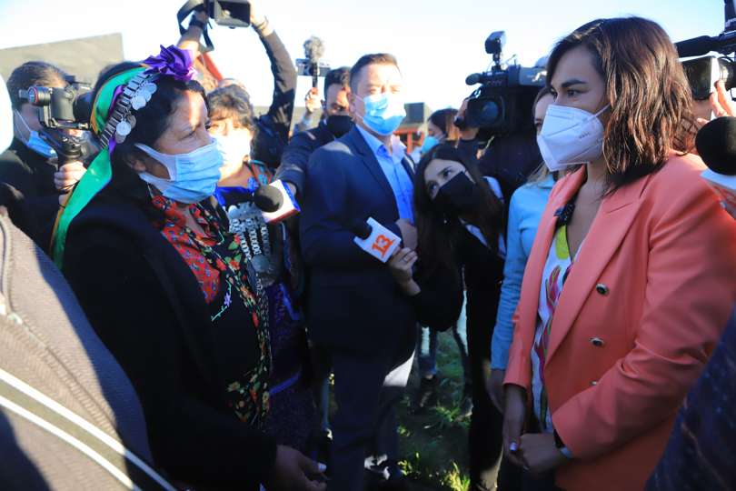 La ministra del Interior y Seguridad Pública de Chile, Izkia Siches (d), participa en una visita a la Araucanía, en el sur del país. EFE