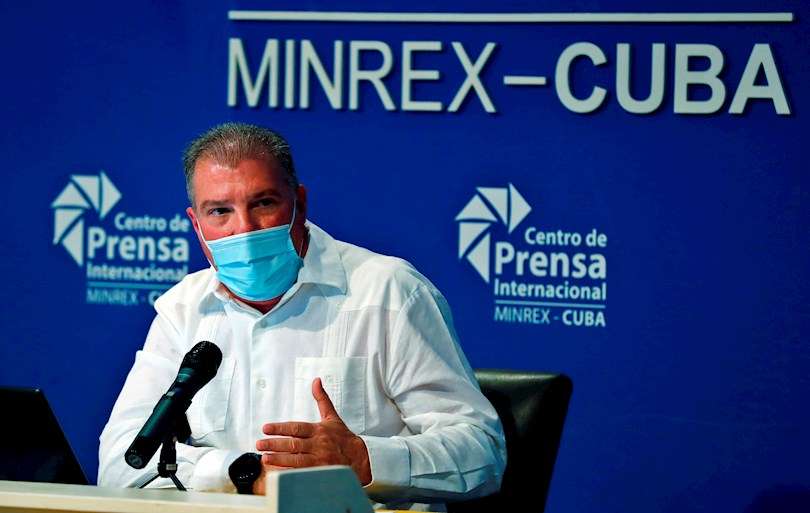 El ministro de Turismo de Cuba, Juan Carlos García, habla durante una conferencia de prensa en la sede del Centro de Prensa Internacional. EFE
