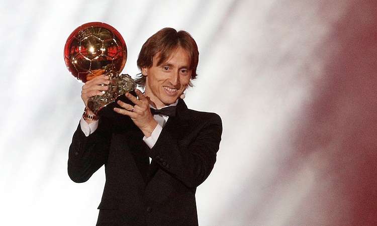 Luka Modric del Real Madrid sostiene su trofeo del Balón de oro. Foto: EFE