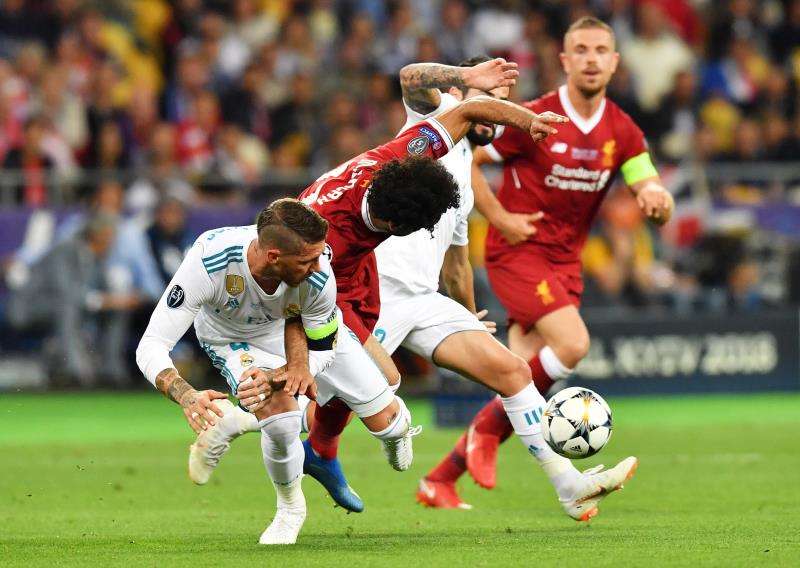 Imagen del momento en el que se produjo la lesión del jugador egipcio del Liverpool, Mohamed Salah (C), durante el partido de la final de la Liga de Campeones entre el Real Madrid y el equipo inglés, disputada en Kiev. Foto EFE
