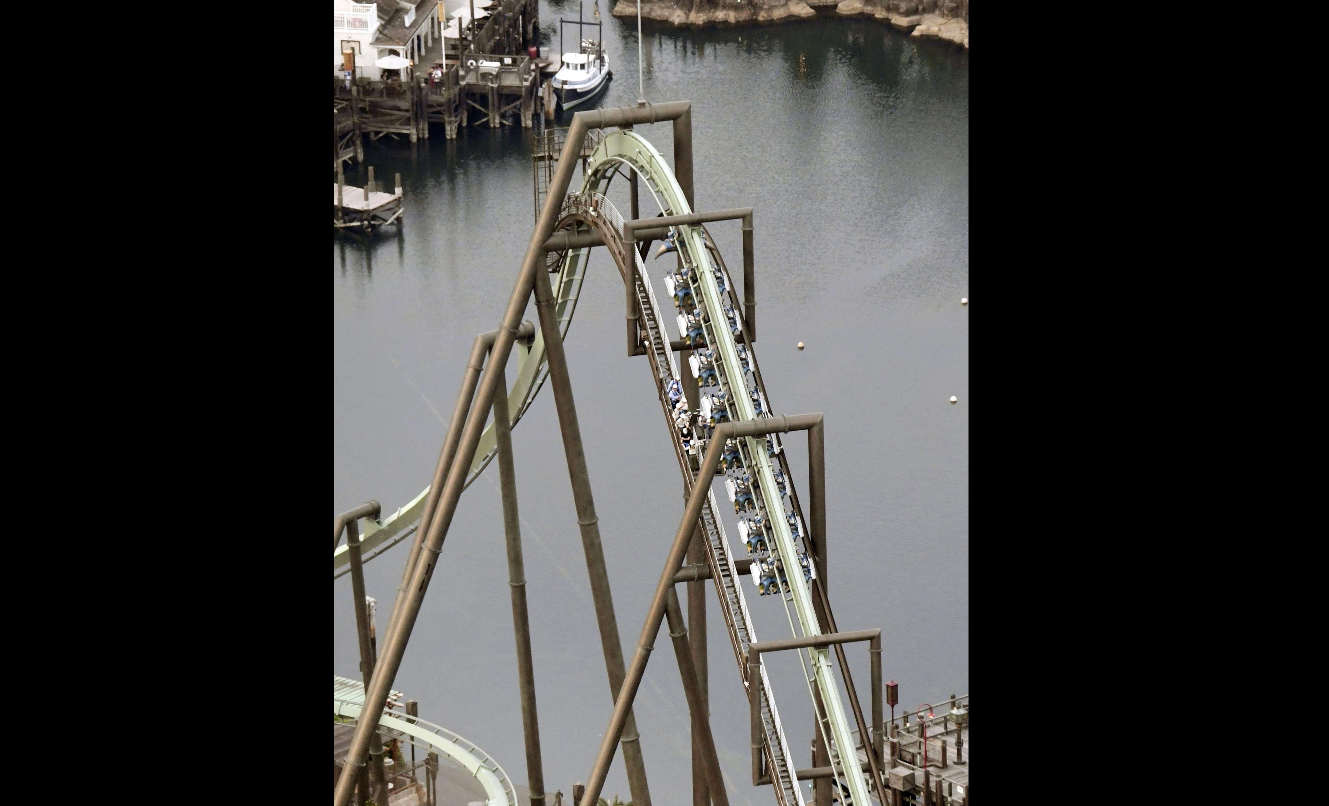 El parque se disculpó e informó que el problema fue causado por un dispositivo de regulación en los rieles.  Foto: AP