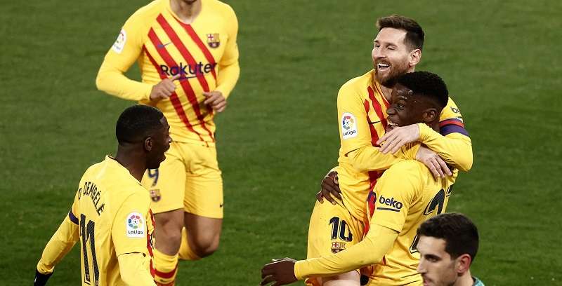 Moriba Kourouma (d) celebra con Leo Messi (c) tras marcar. /EFE