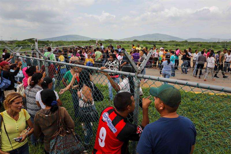 Familiares de recluidos en la Comunidad Penitenciaria Fénix permanecen en la inmediaciones de la cárcel para conocer el nombre de las víctimas. EFE