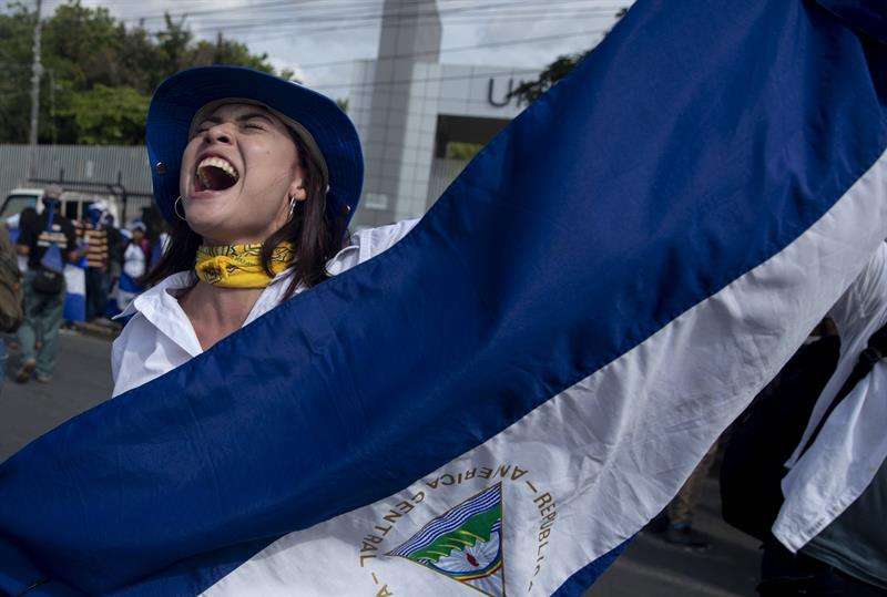 Una mujer con la bandera de Nicaragua participa de un plantón el 26 de septiembre de 2018, en Managua (Nicaragua). EFE