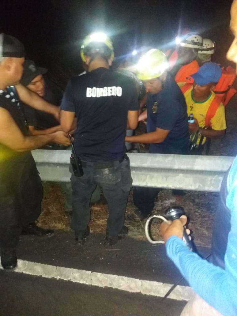 Rescatan a cuatro personas en el Chorro La Silampa.
