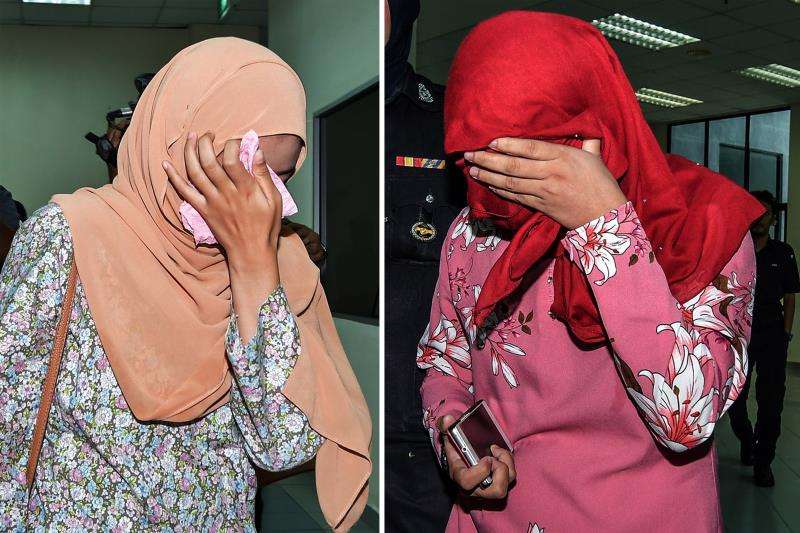 Pareja de mujeres malasias que recibieron seis azotes cada una tras ser condenadas por tratar de mantener relaciones sexuales en violación de las estrictas leyes islámicas que se aplican solo a la población musulmana del país. EFE