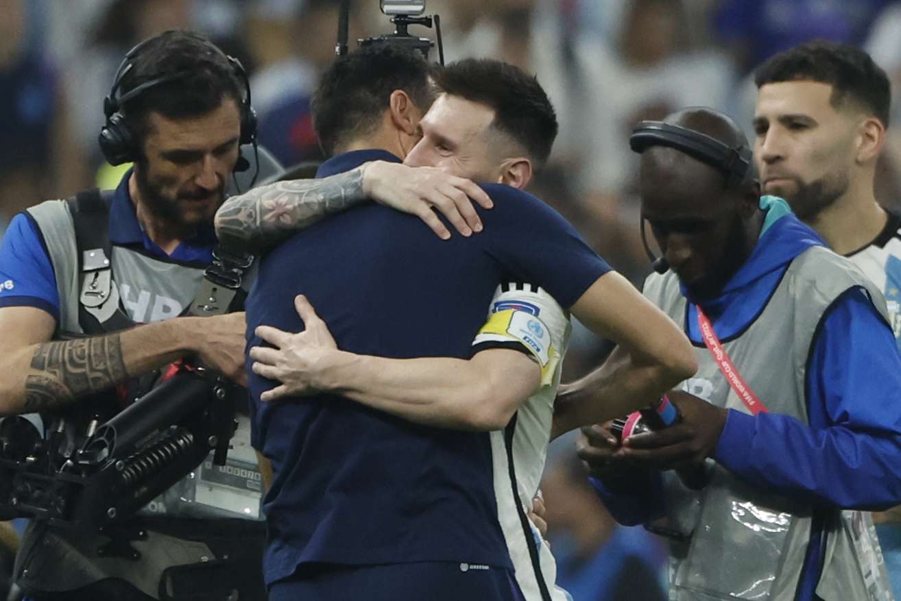 Messi y Scaloni se abrazan tras avanzar a la final. /Foto: EFE