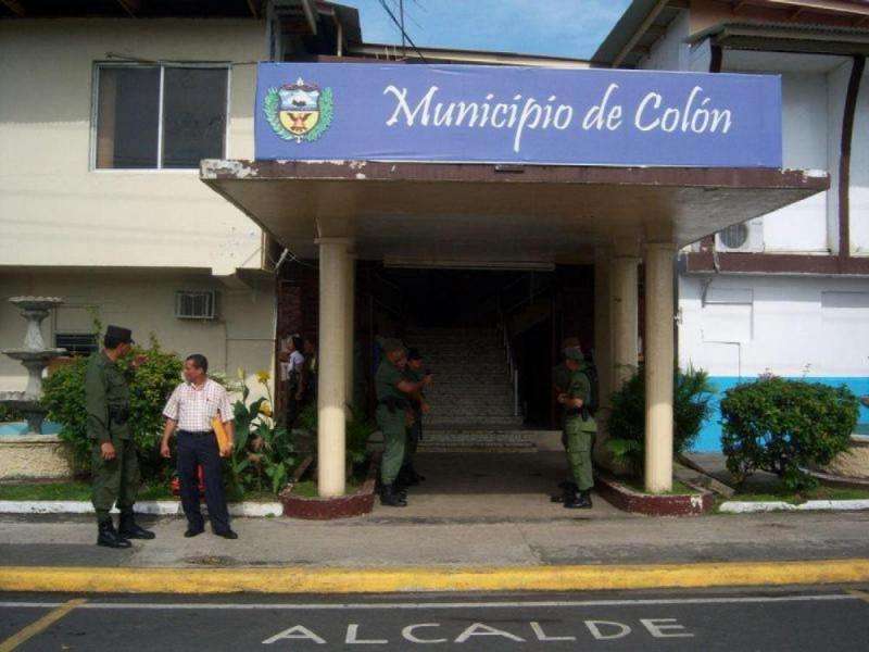 Vista externa de la sede del Municipio de Colón.