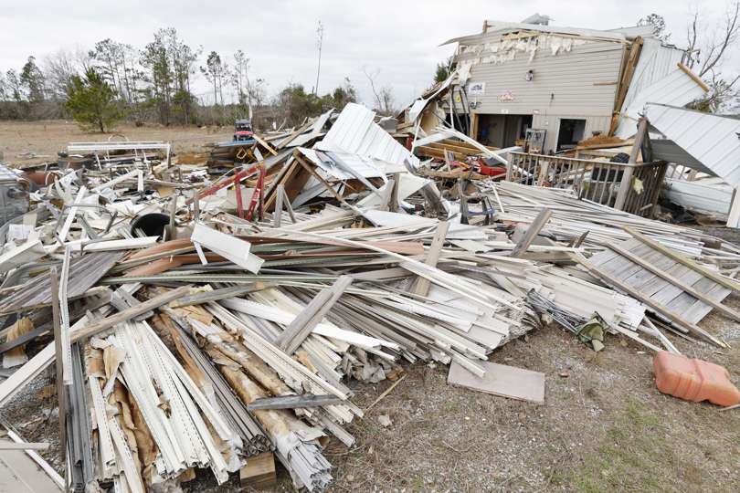 Negocio doméstico dañado luego de un tornado en la comunidad de Pine Level en el condado de Autauga en Prattville, Alabama, EEUU. EFE