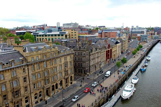 Vista general de una calle en Newcastle, Inglaterra. Foto: Pixabay - Ilustrativa