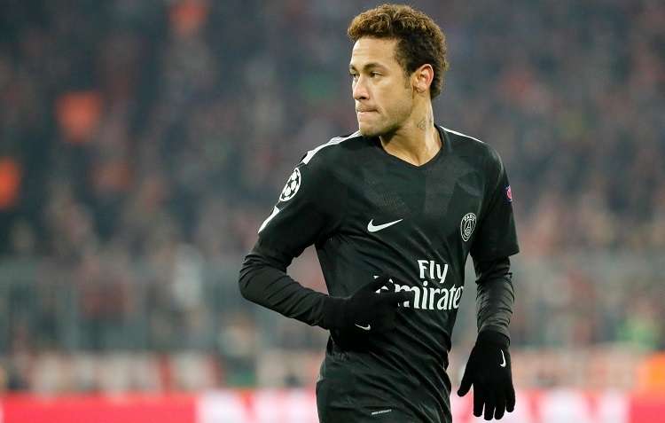 Neymar del París reacciona durante un partido por la fase de grupos de la Liga de Campeones de la UEFA. Foto: EFE