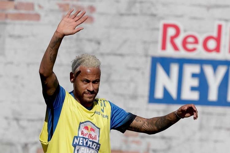 El futbolista brasileño Neymar participa en la final del torneo Red Bull Neymar Jr&#039;s Five. Foto: AP
