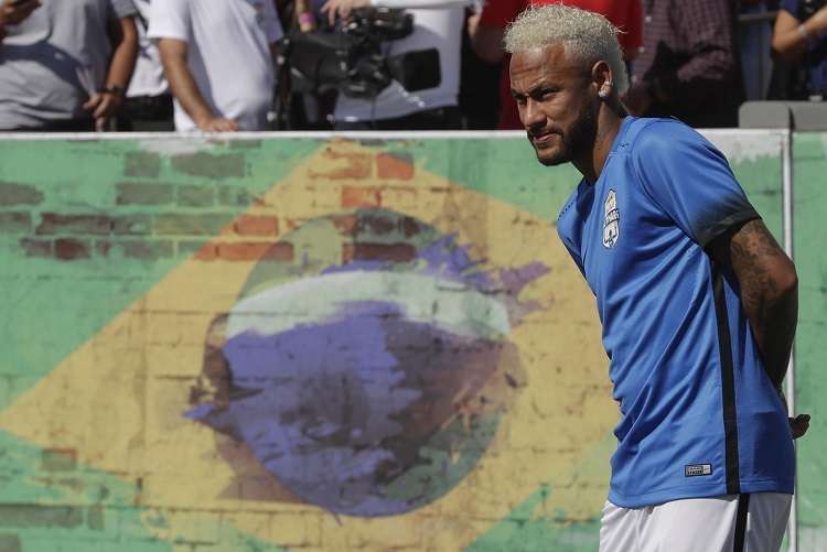  Neymar llegó este lunes a la concentración del PSG. Foto: AP