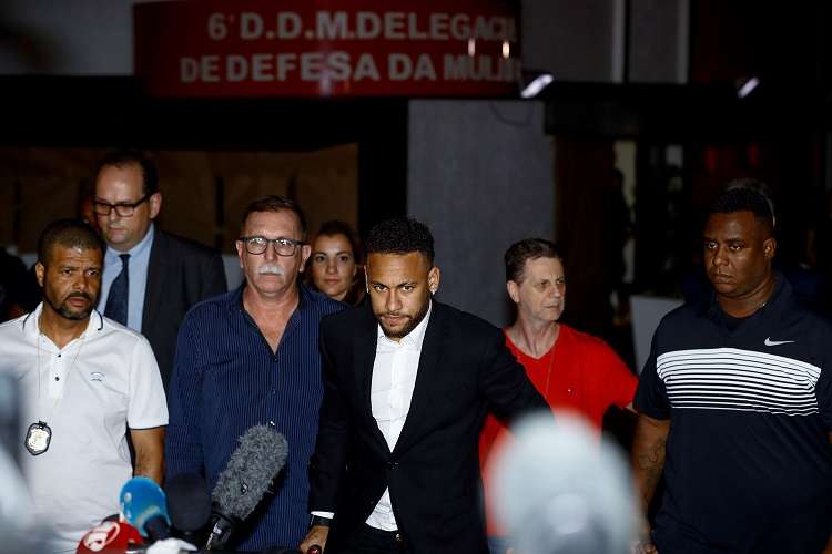  El futbolista brasileño Neymar Jr. deja la Comisaría de Defensa de la Mujer este jueves en Sao Paulo (Brasil), después de dar testimonio. Foto: EFE