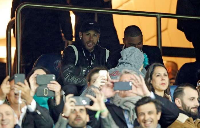 El jugador de Paris Saint Germain Neymar Jr. observa desde el banco este miércoles./ EFE