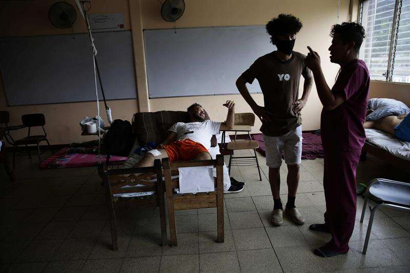 Estudiantes de medicina de la Universidad Politécnica de Nicaragua (UPOLI) atienden a estudiantes heridos tras los enfrentamientos violentos entre manifestantes y policías. Foto: EFE