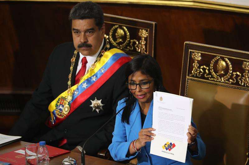 La presidenta de la Asamblea Nacional Constituyente (ANC), Delcy Rodríguez (d), habla durante la ceremonia de juramentación del presidente de Venezuela, Nicolás Maduro (i), en Caracas (Venezuela). EFE