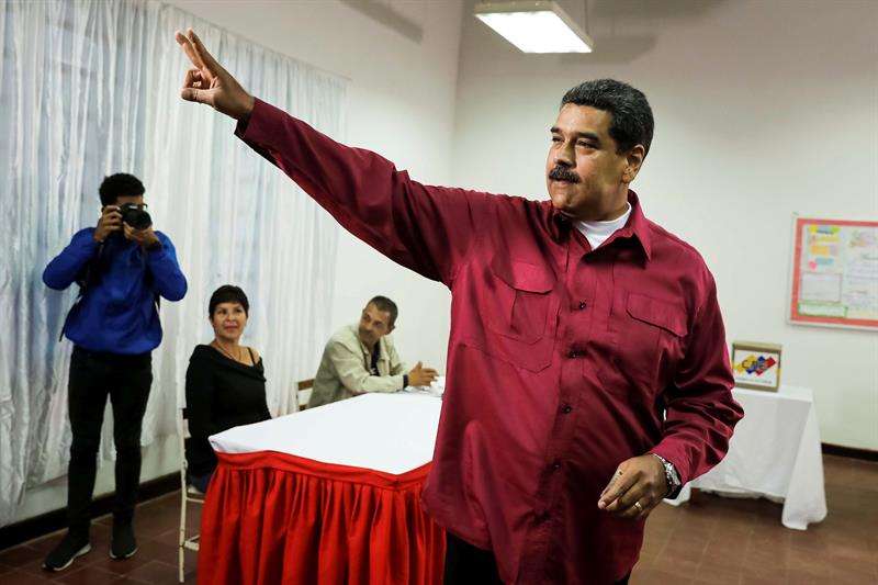 El presidente de Venezuela, Nicolás Maduro, vota hoy en su centro electoral, en el oeste de Caracas, en unos comicios donde buscará la reelección. Foto: EFE