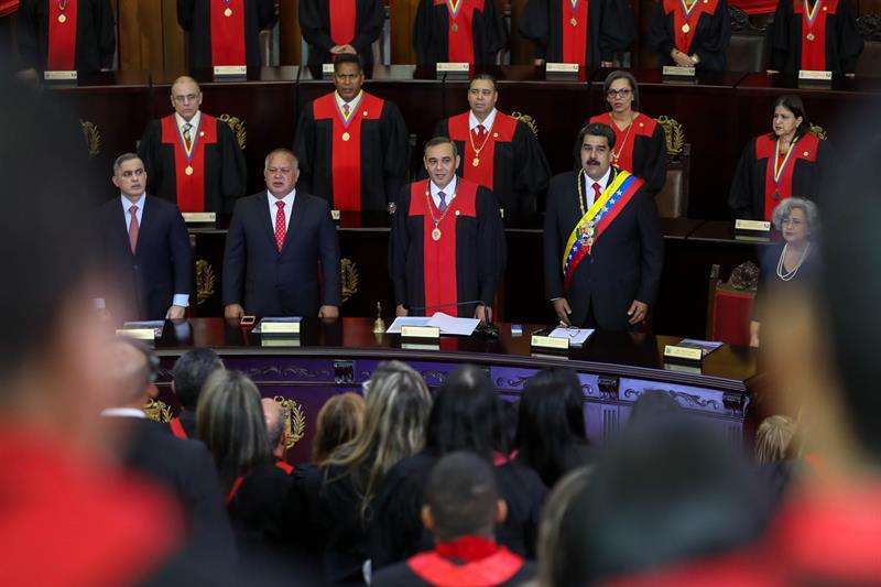 Nicolás Maduro hizo esta declaración en el Tribunal Supremo de Justicia donde los magistrados y representantes de otros poderes le brindaron su apoyo tras la autoproclamación como presidente del jefe del Parlamento, Juan Guaidó. EFE