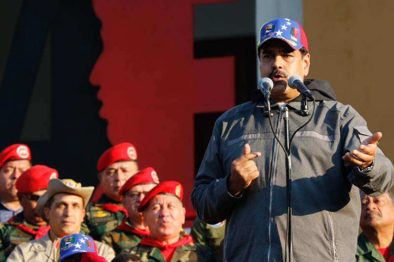 Fotografía cedida este lunes por la oficina de Prensa de Miraflores en la que se registró al gobernante de Venezuela, Nicolás Maduro (d), durante un acto de Gobierno con militares, en Maracay (Venezuela). EFE
