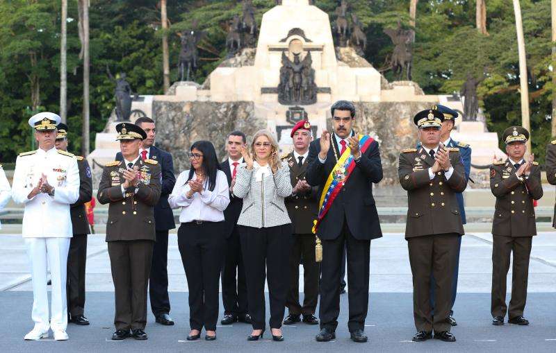 En la imagen se observa al gobernante venezolano, Nicolás Maduro (3d), durante un acto con militares en conmemoración del 198º Aniversario de la Batalla de Carabobo y Día del Ejército este lunes, en Carabobo (Venezuela). EFE/Prensa Miraflores